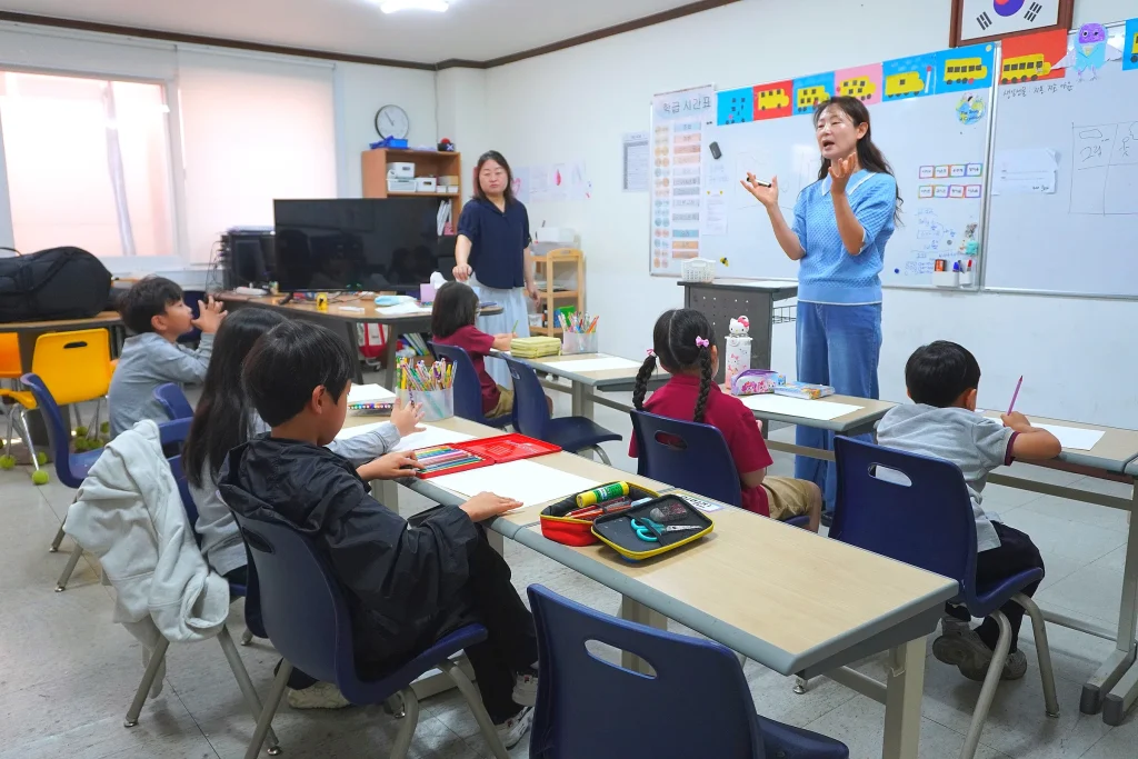 한글사랑대회에서 글을 쓰는 학생