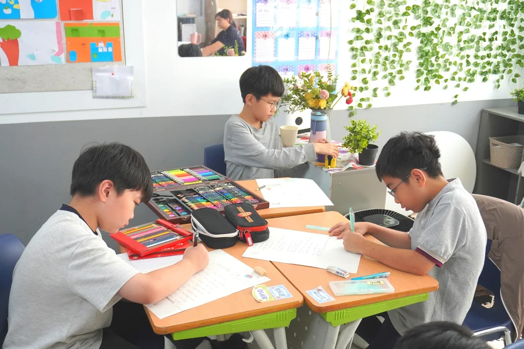 한글사랑대회에서 글을 쓰는 학생